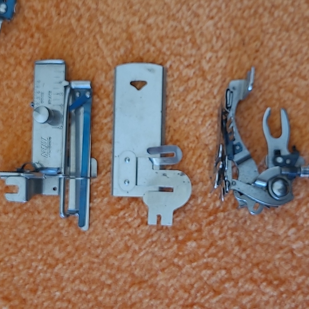 Sewing Machine Presser Foot Sets In Medal Container - Picture 2 of 7